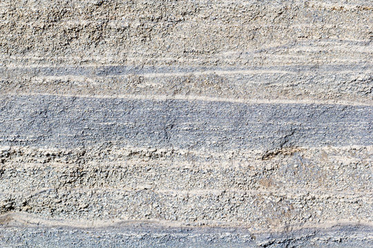 strates sur falaise de sable et de gravillons