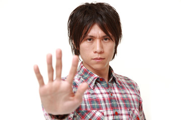 制止する男性