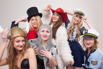 Frauen machen Foto vor Photobooth