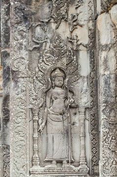 the beautiful ancient carving on the stone at Angkor wat
