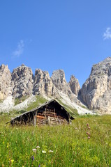 Fototapeta na wymiar Hütte am Grödnerjoch