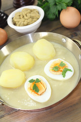 scharfe Senfeier mit Sauce und Kartoffeln
