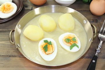 saure Senfeier mit Sauce und Kartoffeln