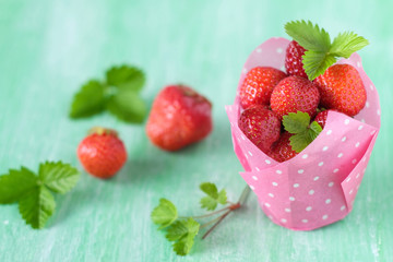 Frische Erdbeeren in rosa Muffinförmchen