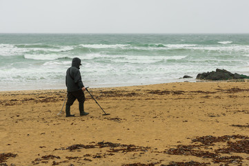 Schatzsucher am Strand mit Metalldetektor