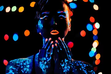 Mädchen mit Bodyart-Porträt in Neonfarbe, Studioaufnahme © Iosif Yurlov