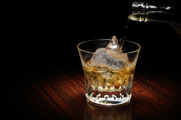 ウイスキーを注ぐ © BRAD