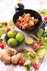 manzo speziato thai con anacardi