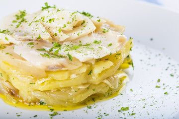 Timbal de bacalao asado con patatas perejil y aceite de oliva