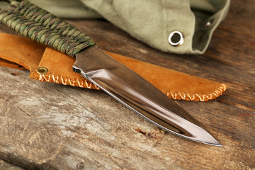 Couteau de chasse sur fond de bois