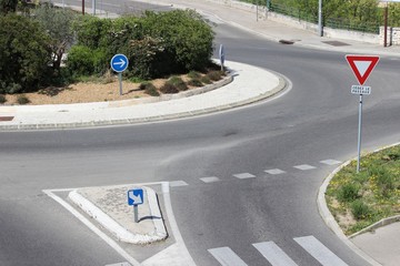 Abordage d'un rond-point et signalisation