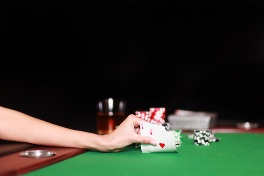 Hand deckt Poker Karten auf