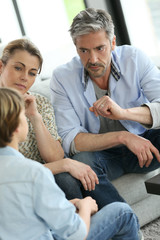 Obraz premium Parents having a talk with teenage boy