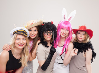 Frauen machen Foto vor Photobooth