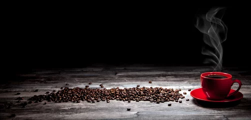 Rolgordijnen Koffiekopje met koffiebonen achtergrond © pixelliebe
