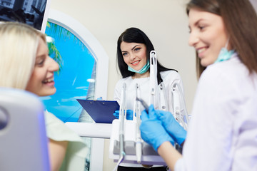 Obraz premium Patient girl in dentist