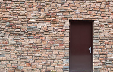 Moderne Steinmauer mit Tür