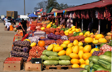 Przydrożne targowisko owoców i warzyw
