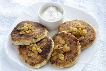 Cheese cakes with raisins