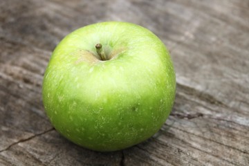 Яблоко на пеньку