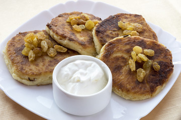 Cheesecakes with raisins and sour cream.