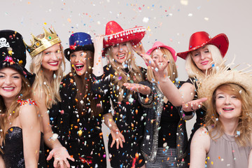 Frauen machen Foto vor Photobooth