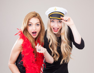 Frauen machen Foto vor Photobooth