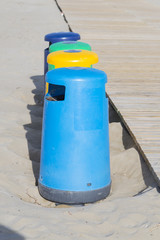 Naklejka premium Papeleras en la playa.