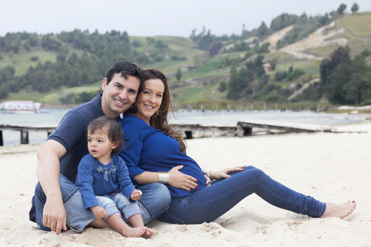 Familia Sentada En La Arena Junto Al Muelle De La Hermosa Playa Blanca Del Lago De Tota Situado En El Departamento De Boyacá A 3.015 Metros Sobre El Nivel Del Mar En Colombia