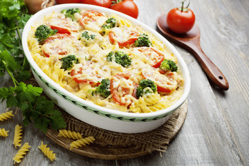 Casserole with pasta, broccoli and tomatoes