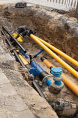 Gasrohr, Wasserrohr und Kabelschutzrohr - Chaos in der Baugrube