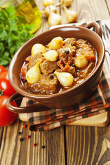 Stewed beef with onions and tomatoes, stifado