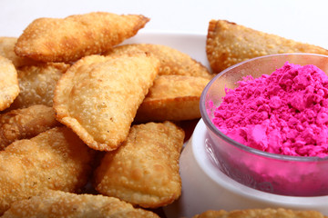 gujia in plate with holi color in bowl