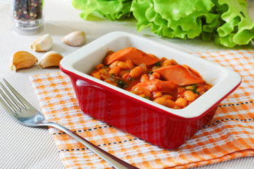 Лобио из фасоли с сосисками и чесноком