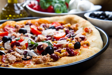 american pizza with tuna, red beans and mais