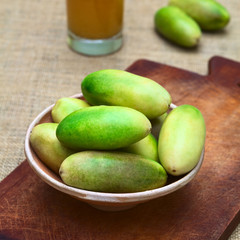 Banana passionfruit (lat. Passiflora tripartita)