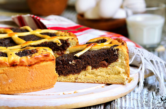 Makovnik - traditional ukrainian yeast pie.