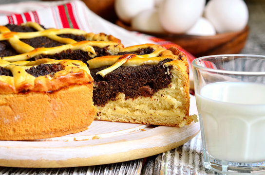 Makovnik - traditional ukrainian yeast pie.