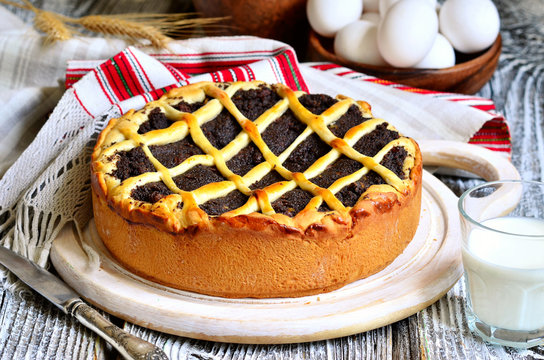 Makovnik - traditional ukrainian yeast pie.