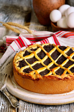 Makovnik - traditional ukrainian yeast pie.