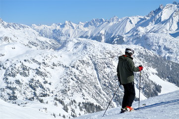 Fototapeta na wymiar Skifahrer vor Tiroler Bergpanorama