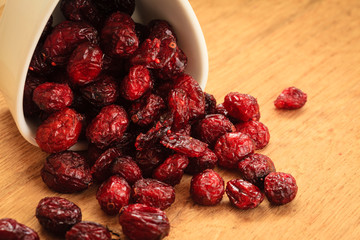  Dried cranberry fruit in bowl on table.
