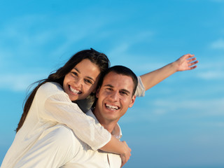Obraz premium happy young romantic couple have fun arelax relax at home
