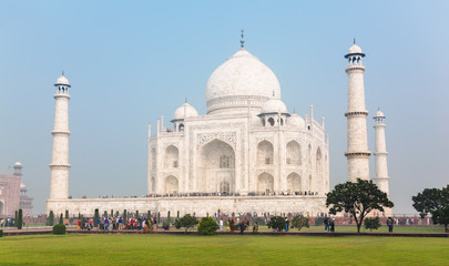 Fototapeta na wymiar Crowds of tourists around Taj Mahal