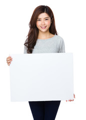 Naklejka premium Pretty asian woman holding a blank whiteboard