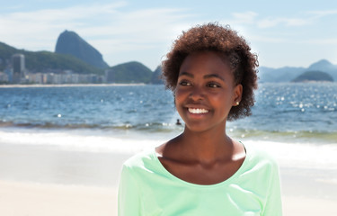 Verträumte Brasilianerin an der Copacabana