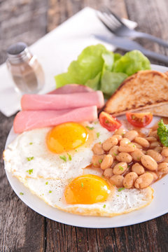 fried egg,toast,bacon and beans