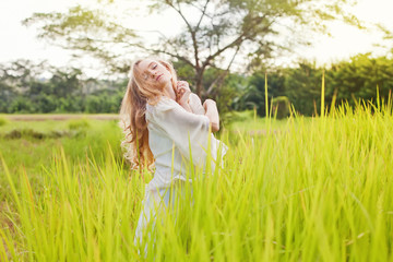 Fototapeta na wymiar natural woman in white on a field