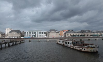 Fototapeta na wymiar Blick über die Spree zum ehemaligen Osthafen (2015)