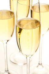 Mehrere Sektgläser nebeneinander
